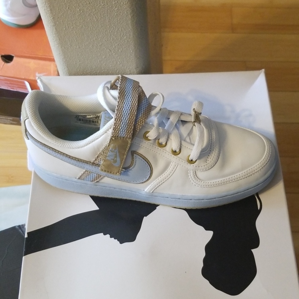 NIKE